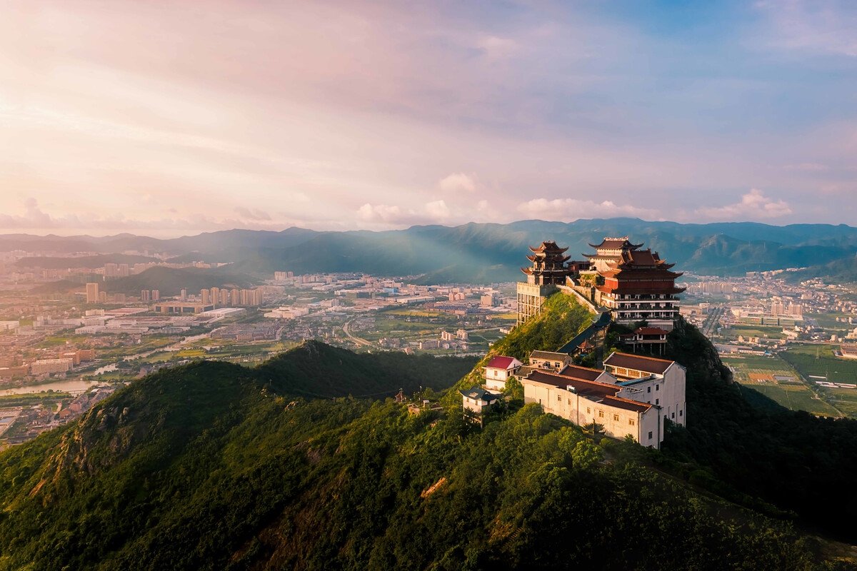 浙江臺州溫嶺市的樓旗尖,是當?shù)氐貥诵越ㄖ?被稱為小布達拉宮.當天爬