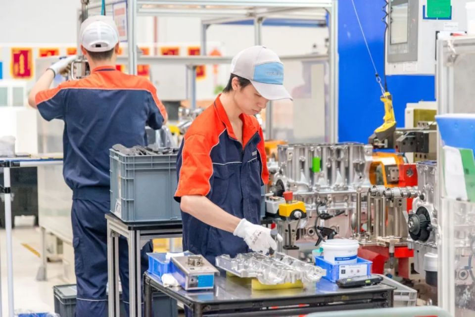 吉利動力臺州灣新區(qū)工廠第100萬臺2.0TD發(fā)動機下線