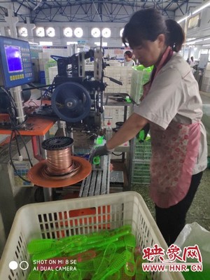 劉小寧:返鄉(xiāng)創(chuàng)業(yè)開工廠 小產(chǎn)品走上大舞臺